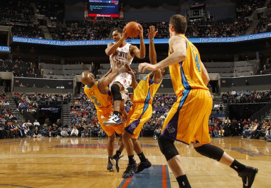 NBA赛场：解读篮球进攻犯规的边界与策略